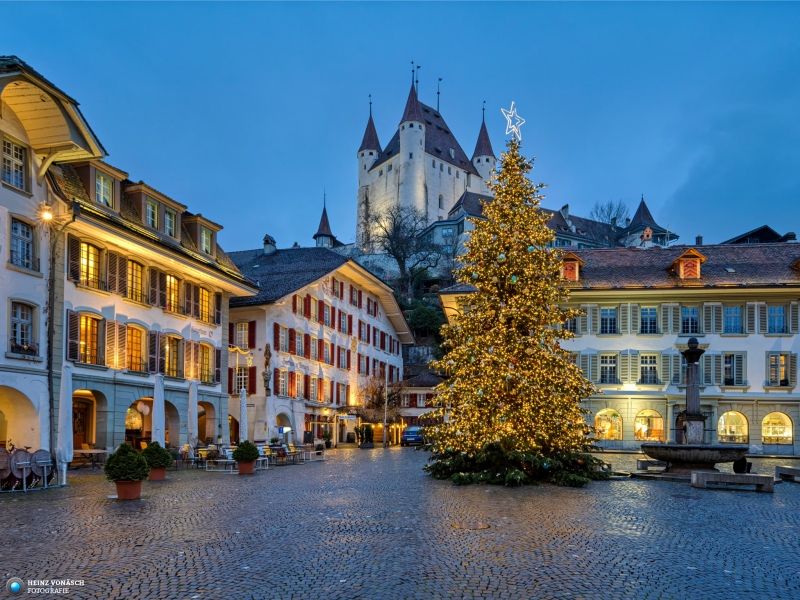 Weihnachtsbaum mit Schloss Thun