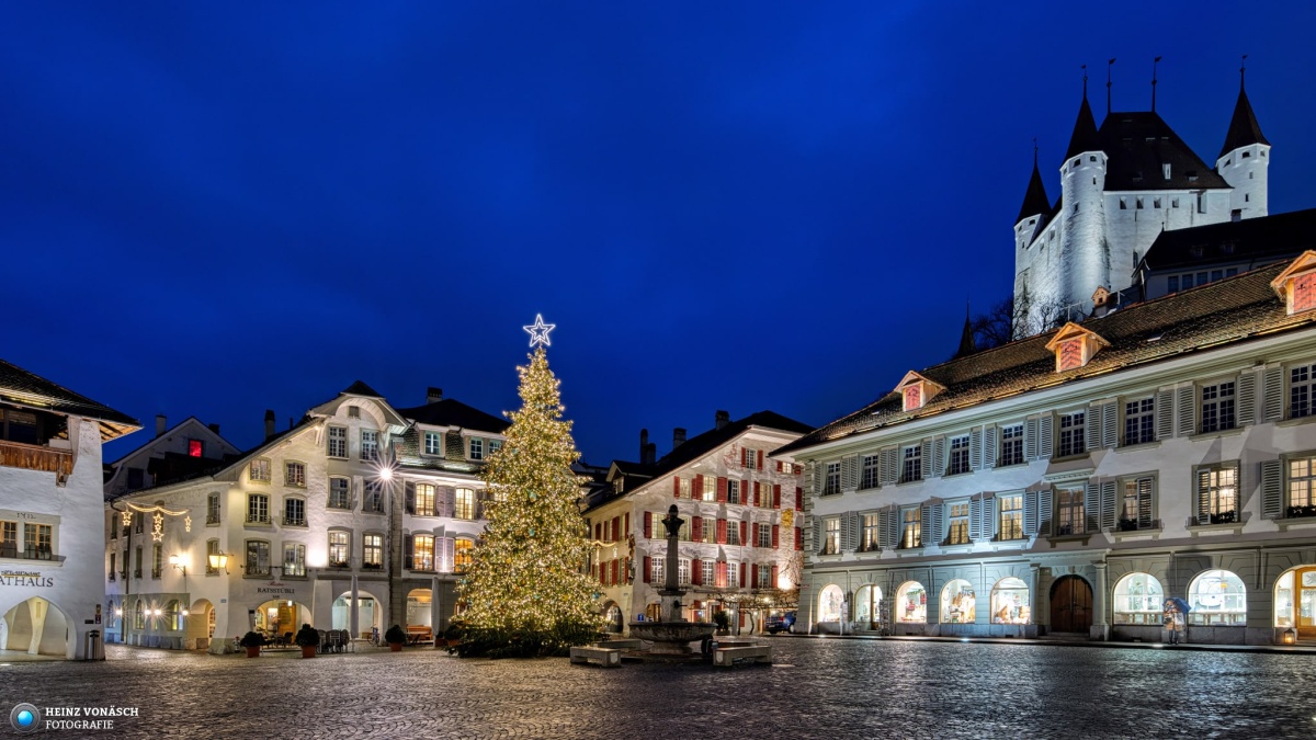 Weihnachtsbaum mit Schloss Thun